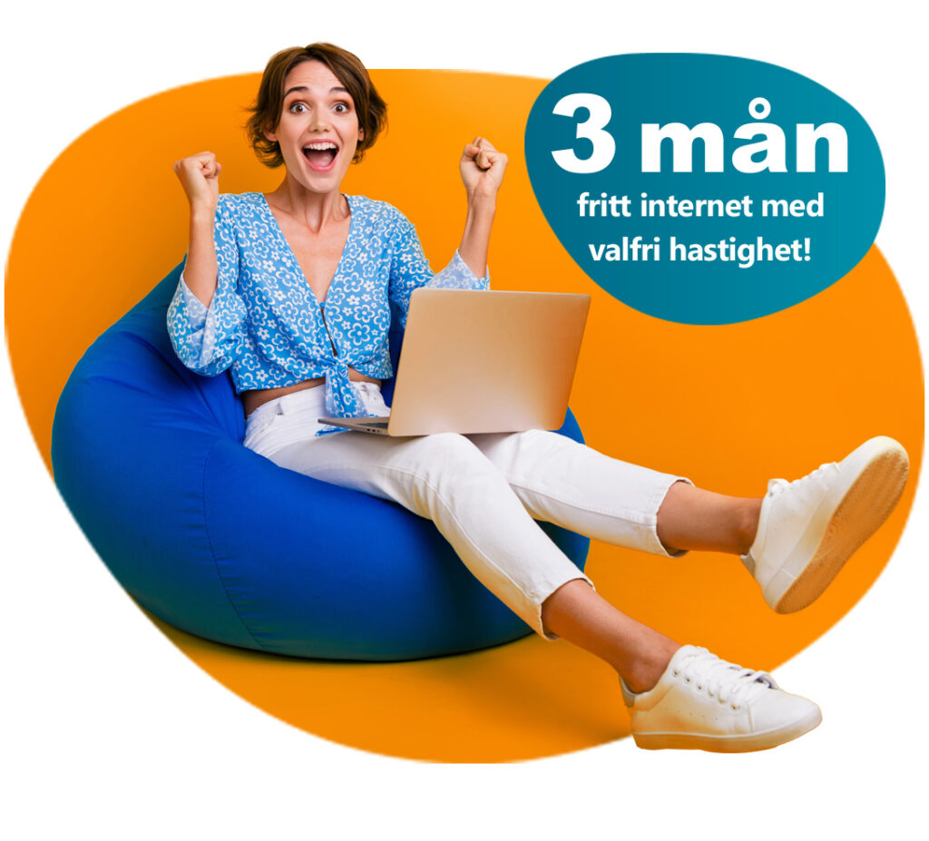 Glad kvinna med laptop i knät