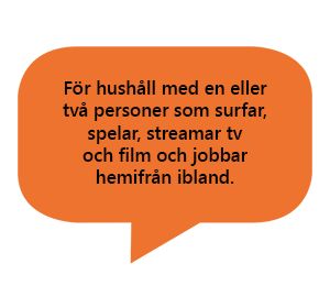En familj sitter i soffan och håller i telefoner och en dator