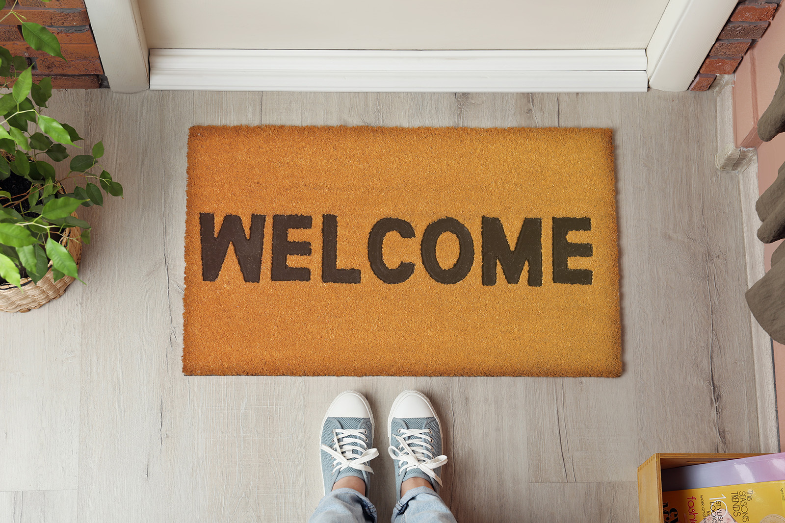 En orange dörrmatta med texten "WELCOME"