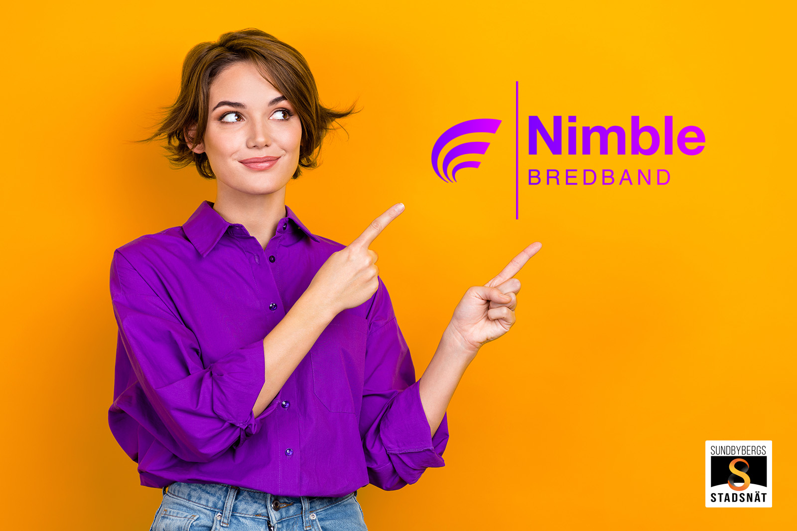 Kvinna i lila skjorta pekar på logotypen för Nimble Bredband